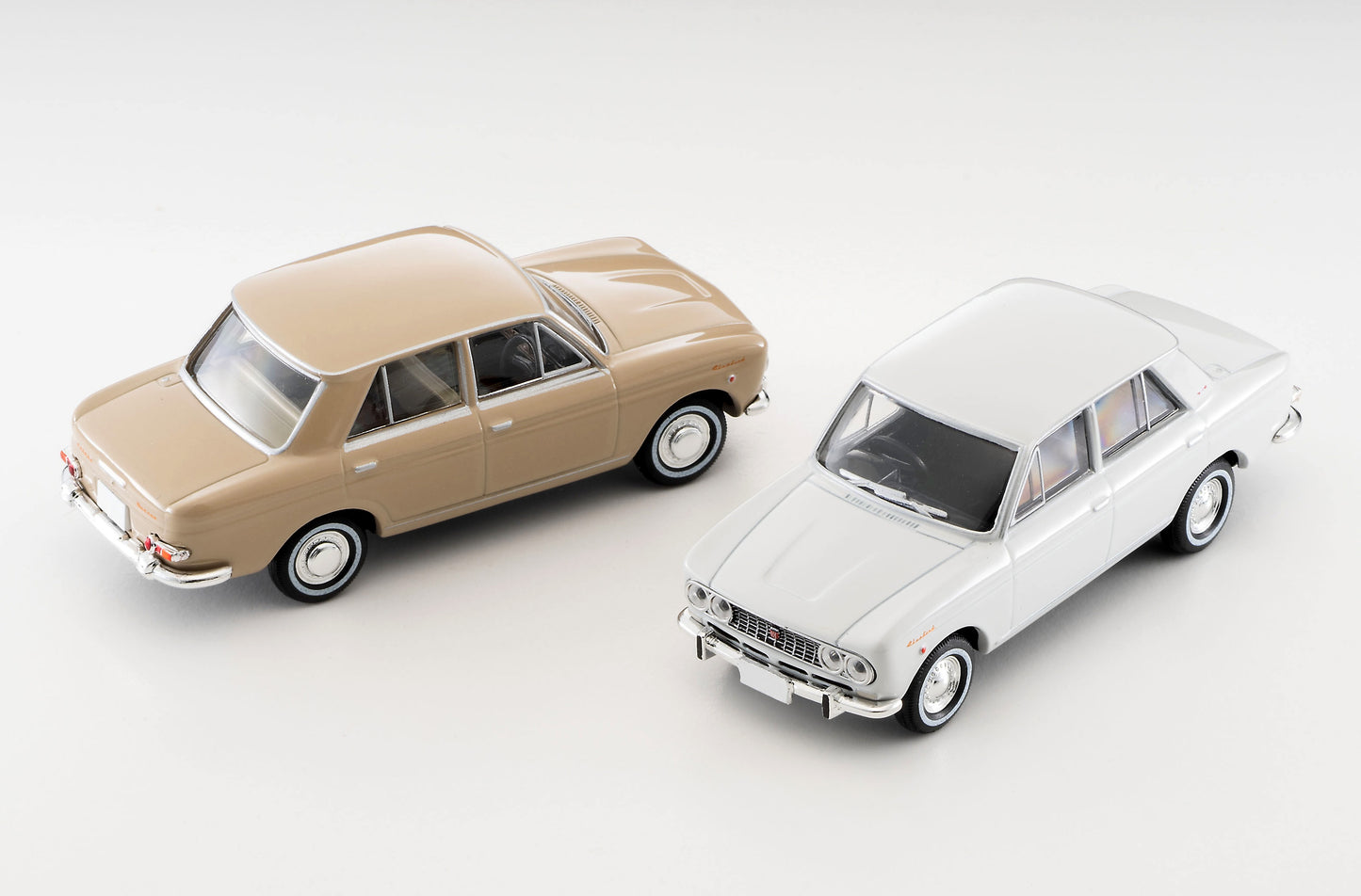 TLV 1/64 LV-205a ダットサン ブルーバード 4ドア 1600 SSS(白)65年式