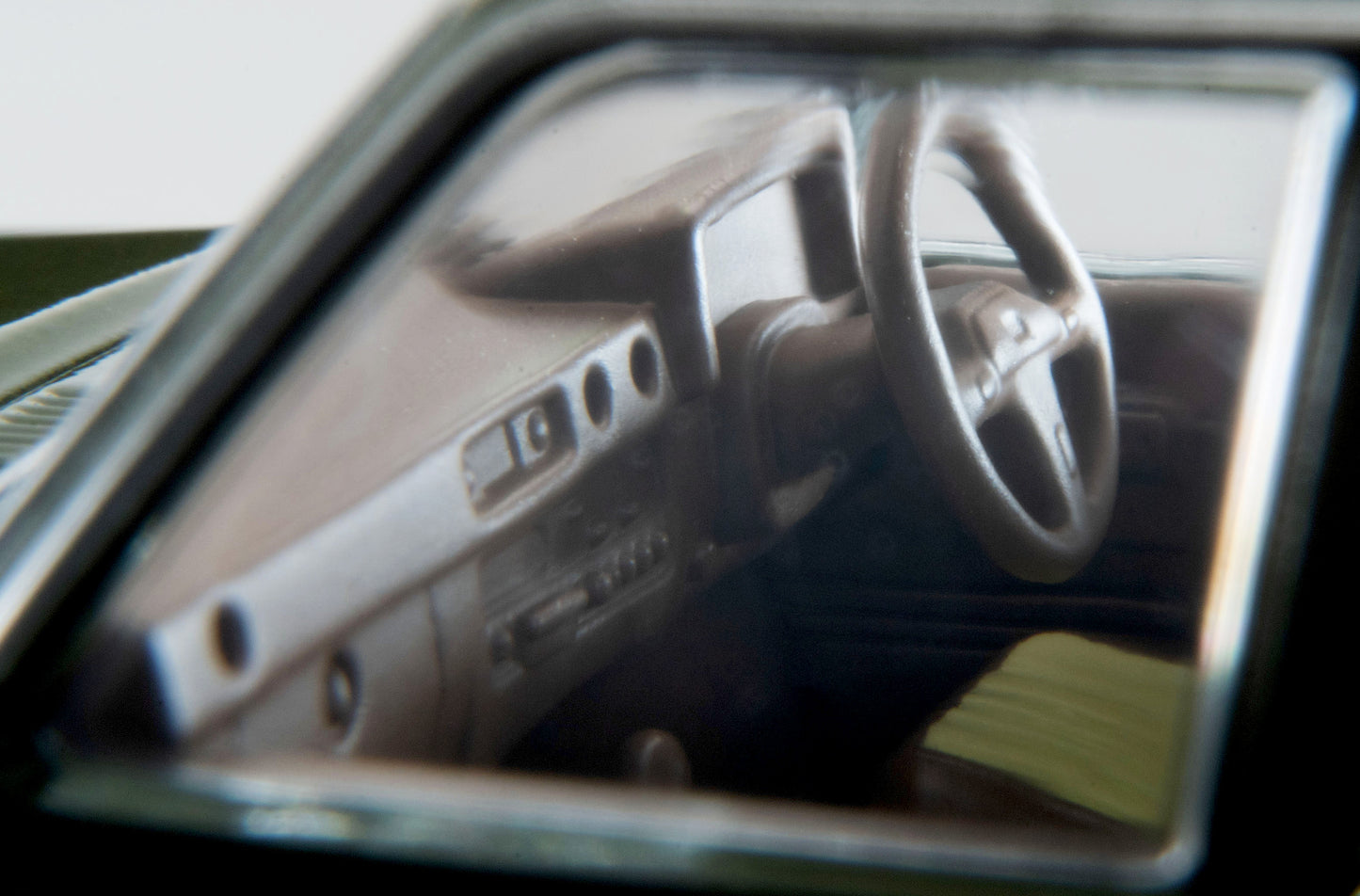 TLV 1/64 LV-N279e トヨタ ランドクルーザー60 (オリーブ) カヌー、フィギュア付