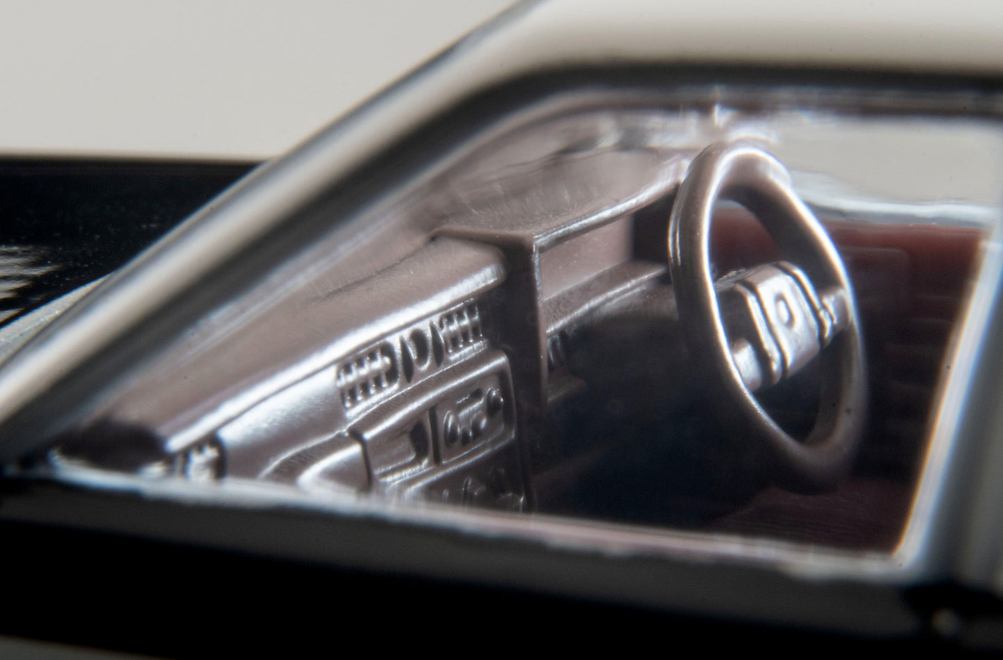 TLV 1/64 LV-N331a 日産 セドリック バン 現金輸送車 (ALSOK)