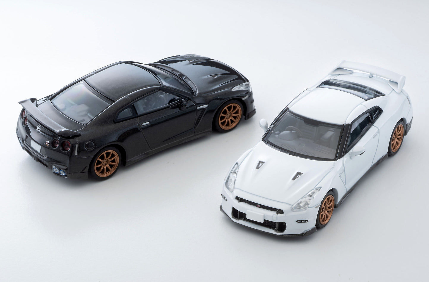 TLV 1/64 LV-N316c NISSAN GT-R Premium edition T-spec 2024 model (白)
