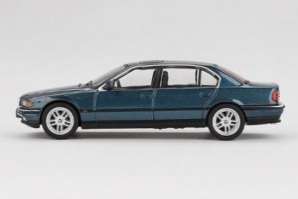 【2025年8月以降発売予定】 MINI GT MGT00894 1/64 BMW 750IL ソレントブルーメタリック