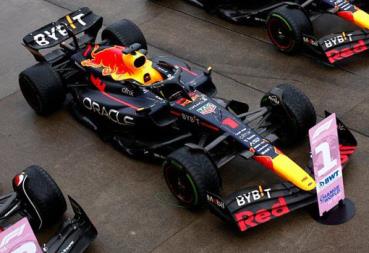 Spark S8551 1/43 Oracle Red Bull Racing RB18 No.1 Oracle Red Bull Racing Winner Japanese GP 2022 2022 Formula One Drivers' Champion Max Verstappen With No.1 and World Champion Board