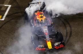 Spark S8553 1/43 Oracle Red Bull Racing RB18 No.1 Oracle Red Bull Racing Winner Abu Dhabi 2022 (Bigger base with tyre marks) Max Verstappen