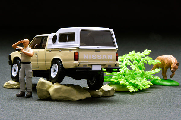 【2026年7月発売予定】 TLV 1/64 海洋堂×トミカリミテッド ヴィンテージ ジオコレ64 #カースナップ32a サファリ4 (ニッサン トラック 4×4 キングキャブ付属)