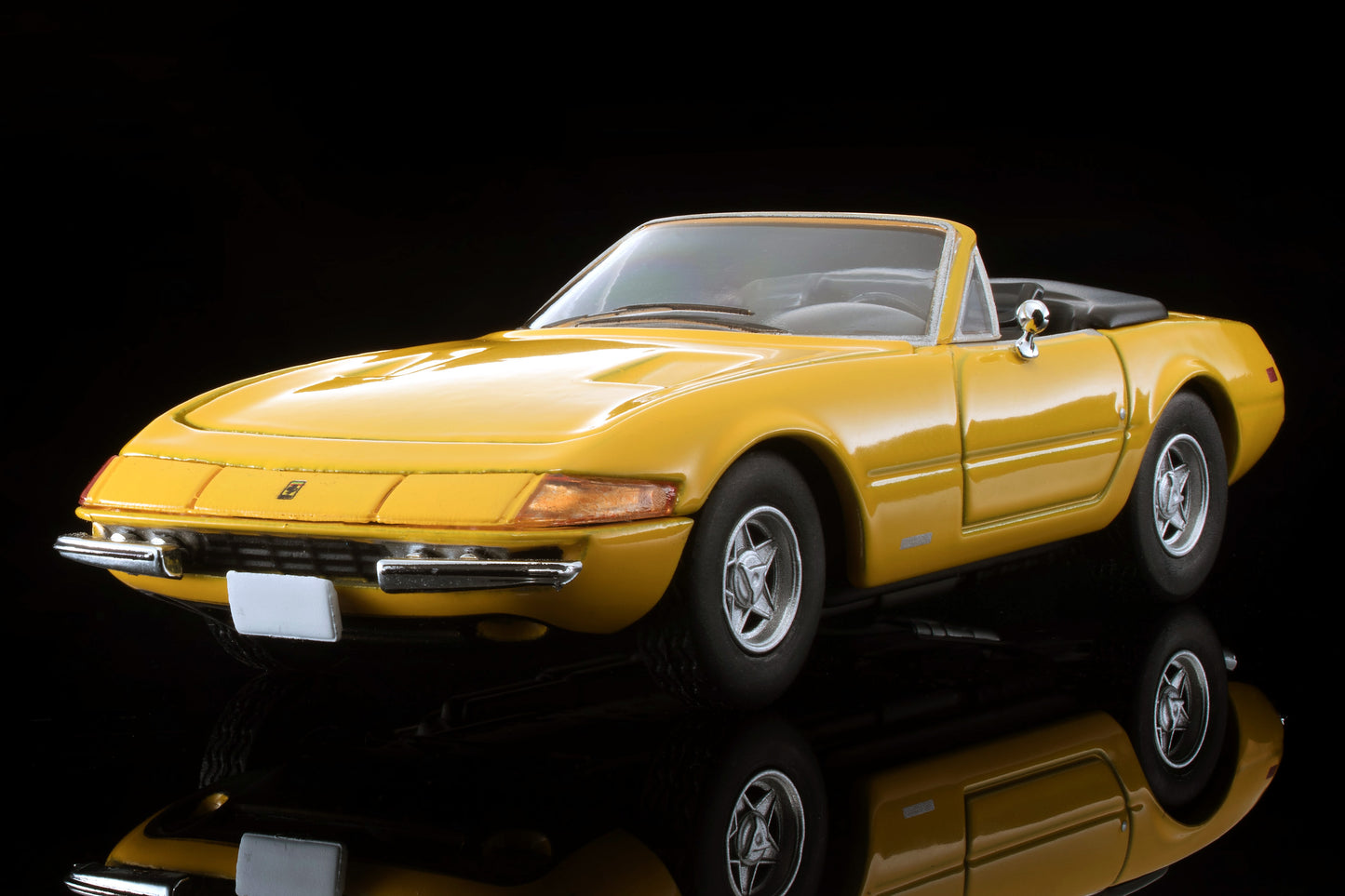 TLV 1/64 LVフェラーリ 365 GTS4（黄）