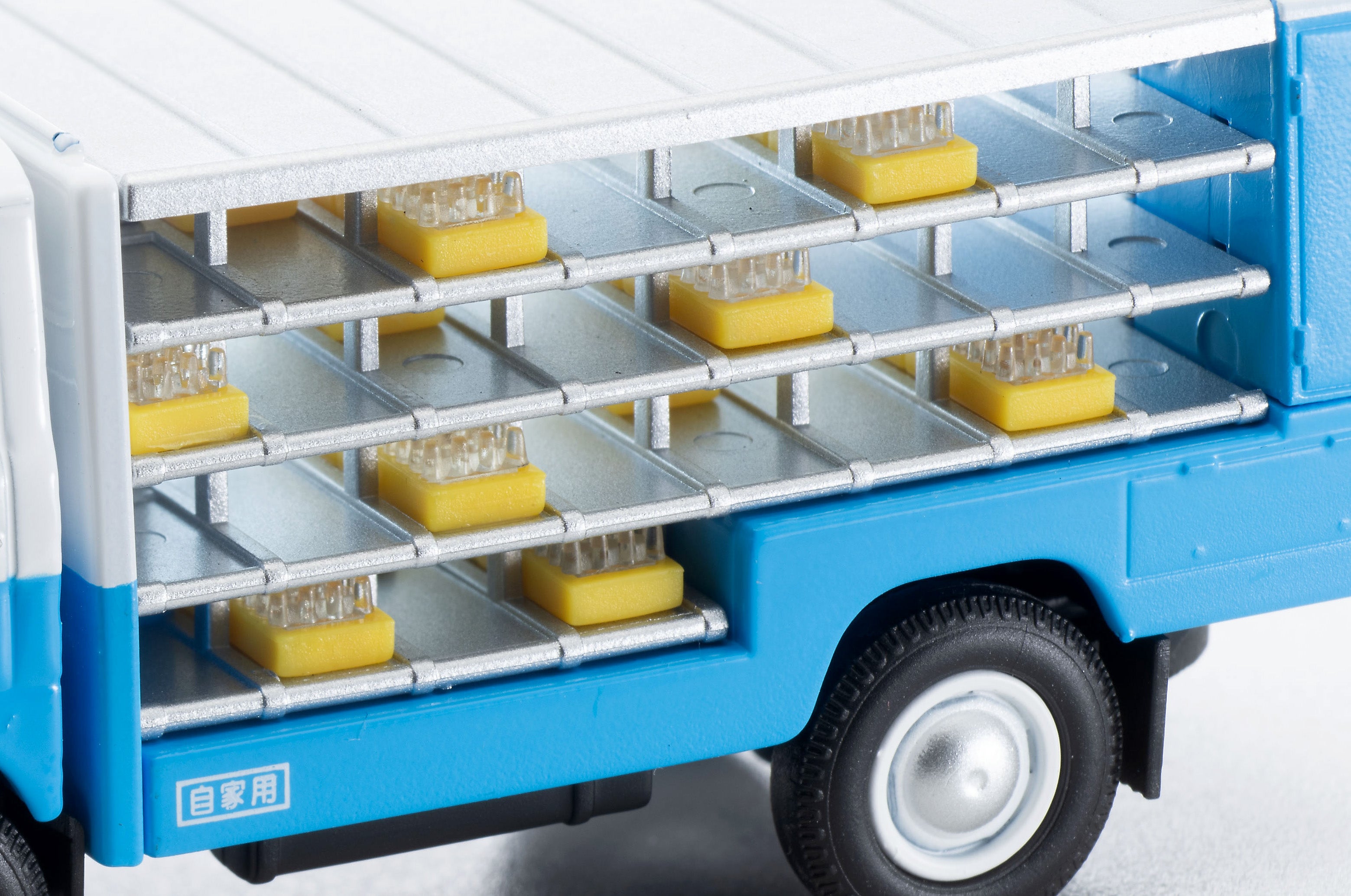 TLV 1/64 LV-210a マツダ E2000 ボトルカー (白/水色) – Racing Models