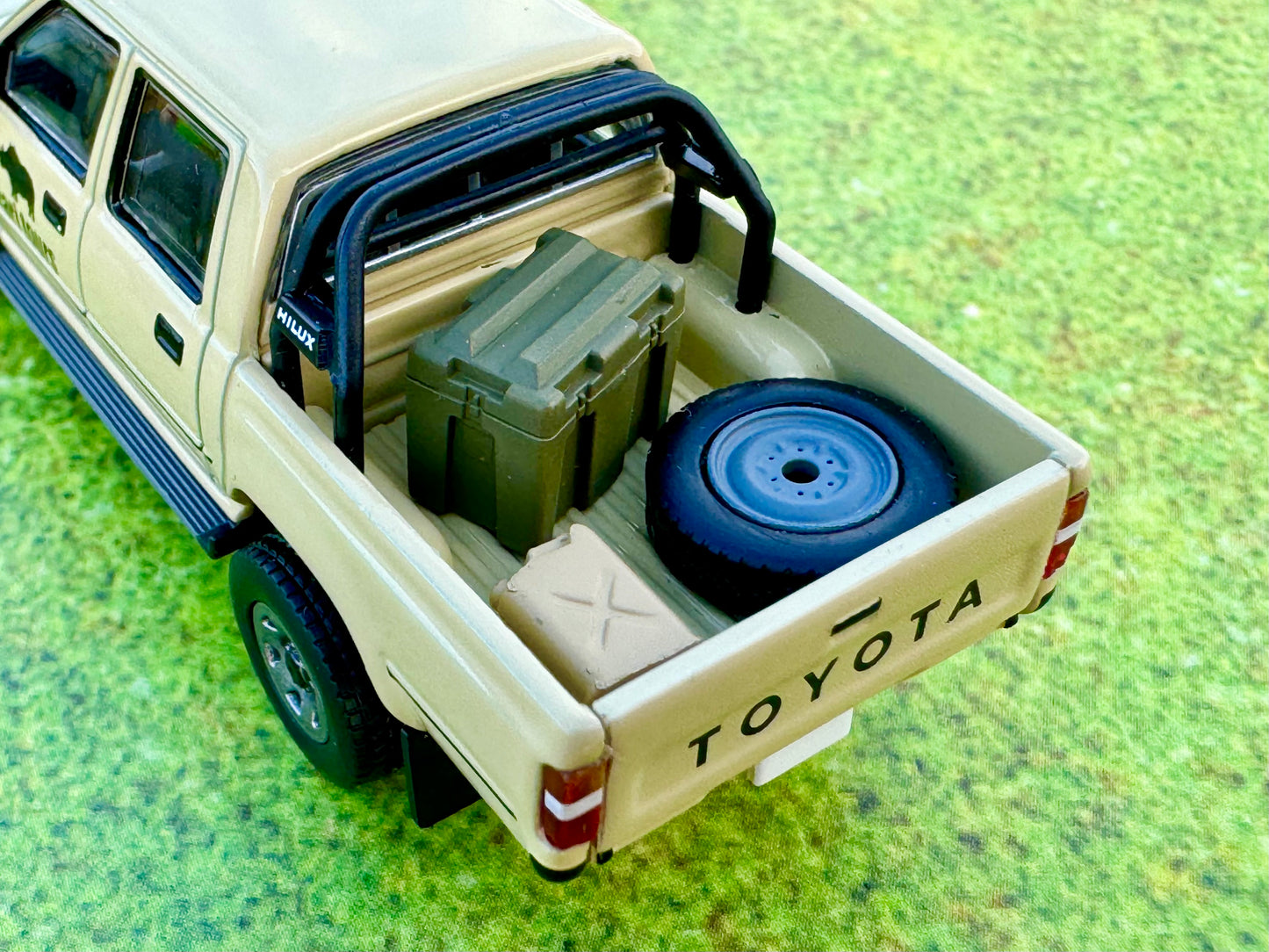 TLV 1/64 海洋堂×トミカリミテッド ヴィンテージ ジオコレ64 #カースナップ29a サファリ2 (トヨタ ハイラックス4WDピックアップ ダブルキャブ付属)