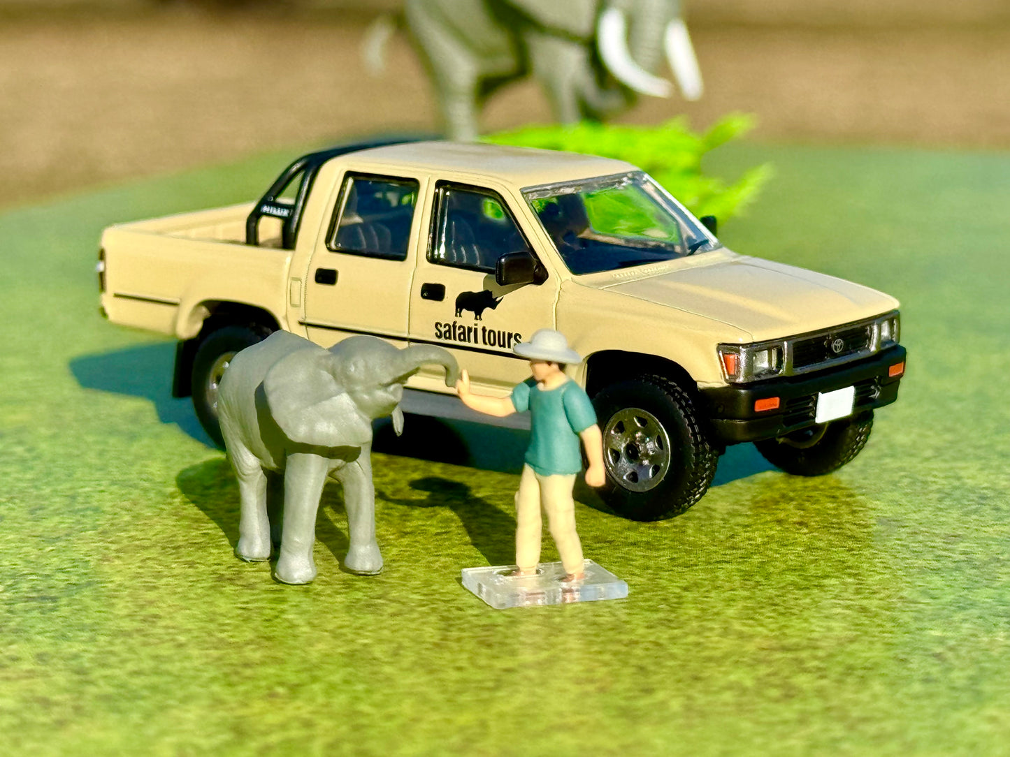 TLV 1/64 海洋堂×トミカリミテッド ヴィンテージ ジオコレ64 #カースナップ29a サファリ2 (トヨタ ハイラックス4WDピックアップ ダブルキャブ付属)