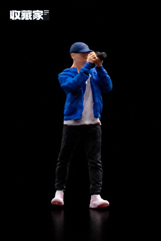 【2026年7月以降発売予定】 収蔵家 64089B 1/64 フィギュア撮影する男の子 (青い服)