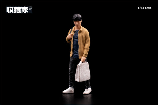 【2026年12月以降発売予定】 SHOUCANGJIA 64103B 1/64 Man Holding a Bag (Brown Outfit) Figure