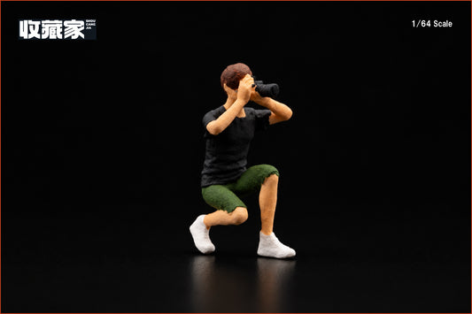 【2026年12月以降発売予定】 SHOUCANGJIA 64172B 1/64 Boy Crouching to Take a Photo (Black Outfit) Figure