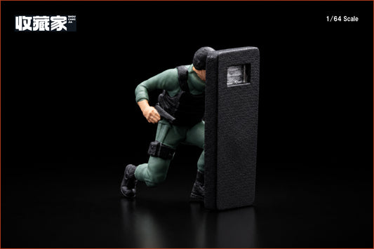 【2026年12月以降発売予定】 SHOUCANGJIA 64209B 1/64 Special Police Officer Holding a Blast Shield (Green Outfit) Figure
