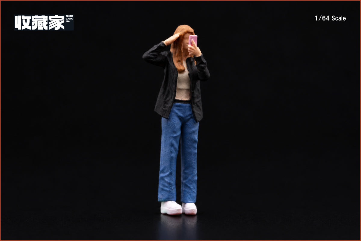 【2026年12月以降発売予定】 SHOUCANGJIA 64335B 1/64 Girl Taking a Selfie (Black Outfit) Figure