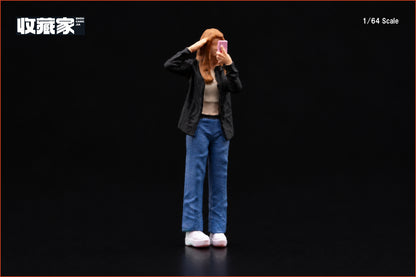 【2026年12月以降発売予定】 SHOUCANGJIA 64335B 1/64 Girl Taking a Selfie (Black Outfit) Figure