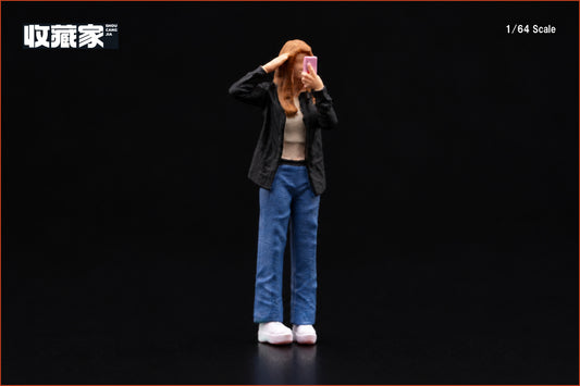 【2026年12月以降発売予定】 SHOUCANGJIA 64335B 1/64 Girl Taking a Selfie (Black Outfit) Figure