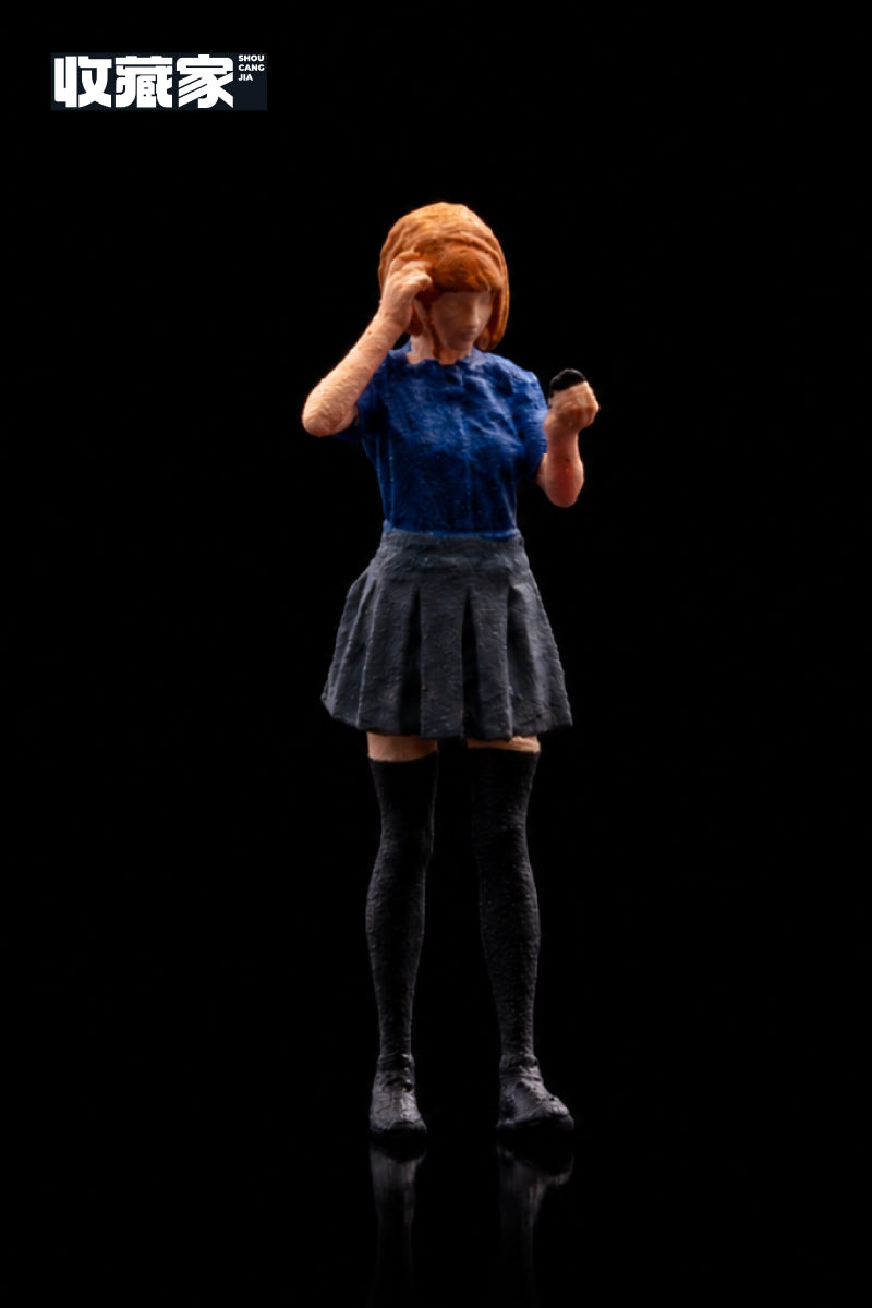 【2026年7月以降発売予定】 収蔵家 64428B 1/64 フィギュア手鏡を持つ女の子 (青い服)