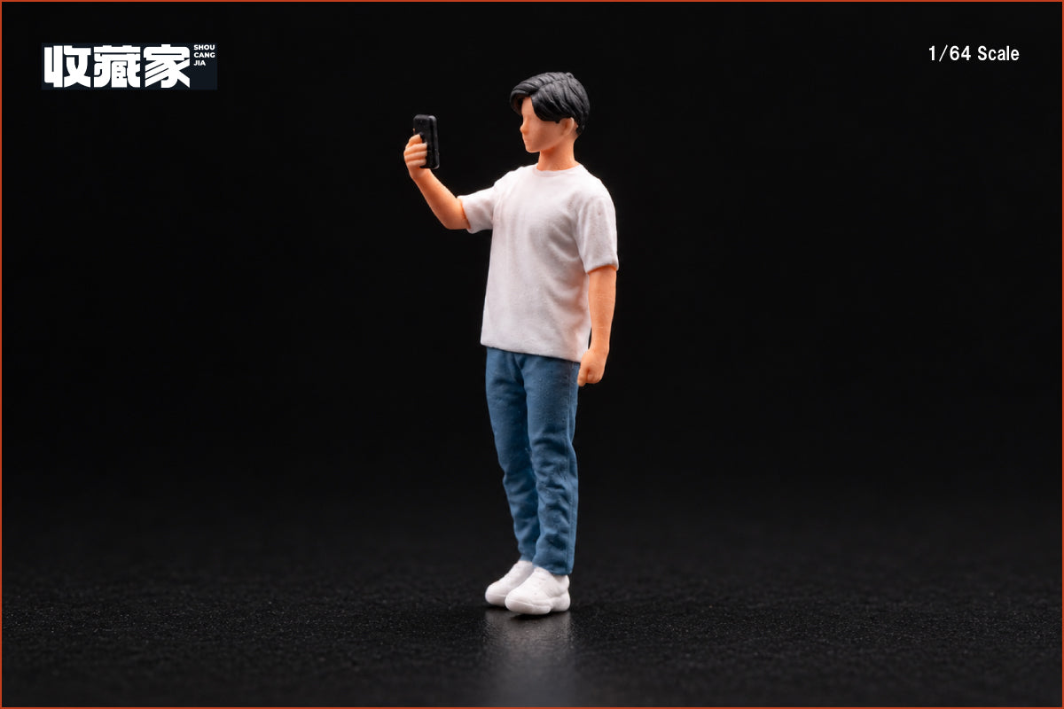 【2026年12月以降発売予定】 SHOUCANGJIA 64545B 1/64 Man Taking a Photo with a Raised Smartphone (White Outfit) Figure