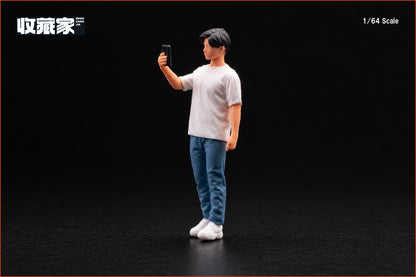 【2026年12月以降発売予定】 SHOUCANGJIA 64545B 1/64 Man Taking a Photo with a Raised Smartphone (White Outfit) Figure