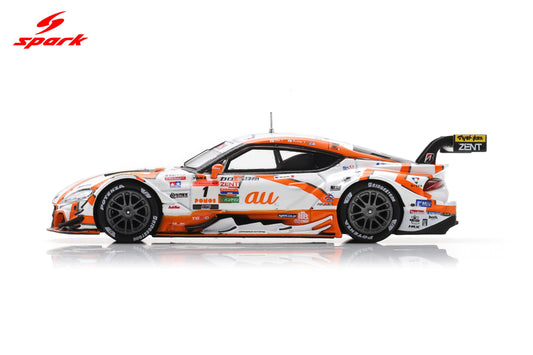 Spark 64SGT25001 1/64 au TOM'S GR Supra TGR TEAM au TOM'S No.1 GT500 SUPER GT 2025 S. Tsuboi - K. Yamashita