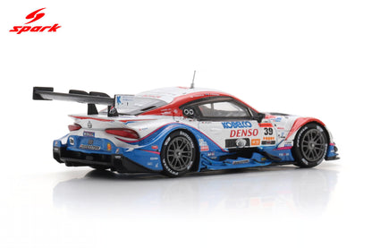 Spark 64SGT25039 1/64 DENSO KOBELCO SARD GR Supra TGR TEAM SARD No.39 GT500 SUPER GT 2025 Y. Sekiguchi - S. Fenestraz