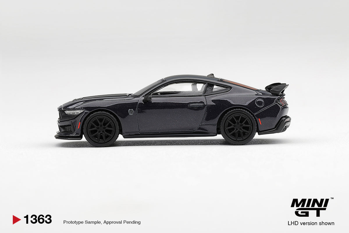 【2027年1月以降発売予定】 MINI GT MGT01363-L 1/64 フォード マスタング ダークホース ブルーエンバー(左ハンドル)