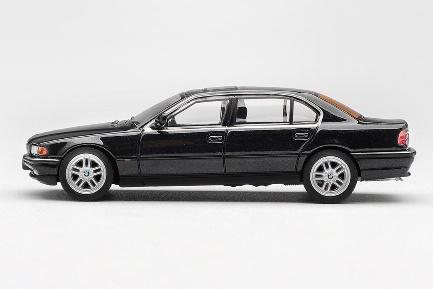 【2026年10月以降発売予定】 MINI GT MGT01242-L 1/64 BMW 750IL ブラックサファイア(左ハンドル)