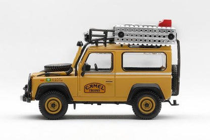 【2026年11月以降発売予定】 MINI GT MGT01308-L 1/64 ランドローバー ディフェンダー 90 キャメルトロフィー ボルネオ島  1985 チームブラジル(左ハンドル)